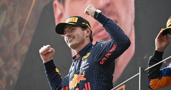 ​Prowadzący w klasyfikacji generalnej mistrzostw świata Formuły 1 Holender Max Verstappen wygrał w Spielbergu wyścig o Grand Prix Austrii, dziewiątą rundę cyklu. Kierowca Red Bulla odniósł trzecie zwycięstwo z rzędu i 15. w karierze.