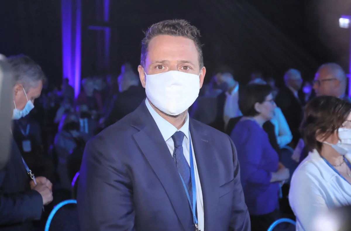 ​Donald Tusk szefem Platformy Obywatelskiej - dzięki temu wszystkie reflektory na nas. Dzięki temu będziemy silniejsi - ocenił w niedzielę prezydent Warszawy Rafał Trzaskowski.