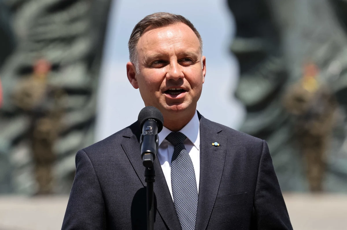 Ten, kto się nie szczepi mając taką możliwość, ten świadomie decyduje się na to, że będzie poddawany uciążliwości, jaką jest testowanie - ocenił prezydent Andrzej Duda, odnosząc się do twierdzeń, że paszporty covidowe są przejawem segregacji społeczeństwa. 