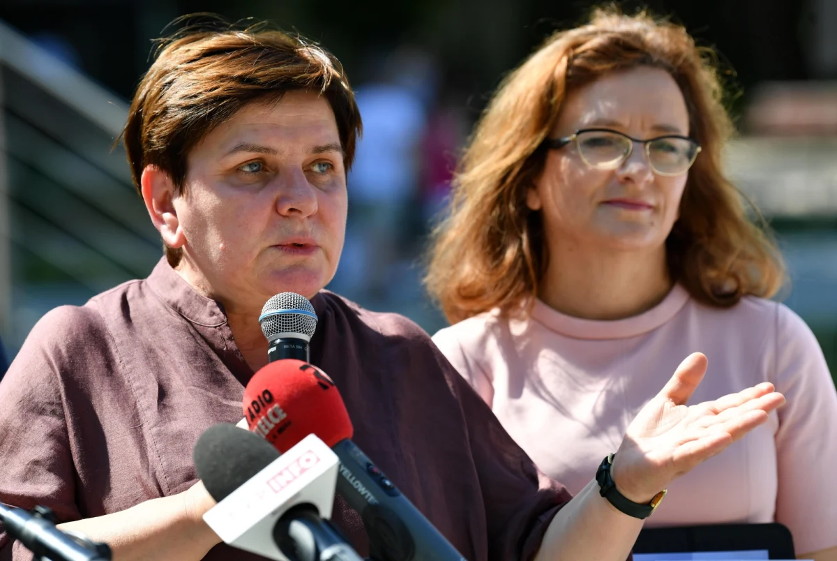 Powraca sprawa raportu na temat starzenia się społeczeństw UE autorstwa Beaty Szydło. Pod koniec maja była premier wstrzymała się od głosowania nad własnym raportem po tym, jak większość eurodeputowanych na komisji ds. zatrudnienia przegłosowała poprawki podkreślające rolę kobiet i gender.