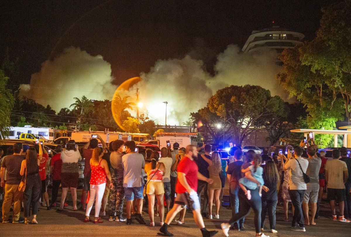 Pozostałości zawalonego apartamentowca w Surfside na Florydzie zostały wyburzone. Taką decyzję podjęto w związku ze zbliżającym się sztormem tropikalnym Elsa. Już wcześniej zawieszono akcję poszukiwania zaginionych mieszkańców wieżowca. Mowa jest o 121 osobach, do tej pory potwierdzono śmierć 24 osób.