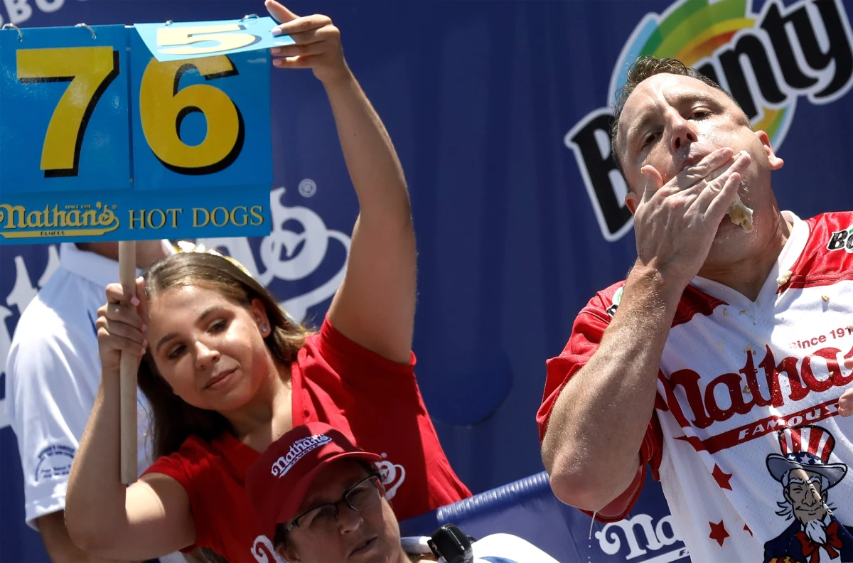 Joey Chestnut, amerykański mistrz w sztuce szybkiego pochłaniania hot dogów, pobił własny rekord. Na zawodach w Nowym Jorku zjadł aż 76 kanapek z parówką w ciągu 10 minut.