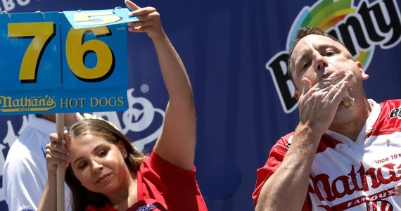 Joey Chestnut, amerykański mistrz w sztuce szybkiego pochłaniania hot dogów, pobił własny rekord. Na zawodach w Nowym Jorku zjadł aż 76 kanapek z parówką w ciągu 10 minut.