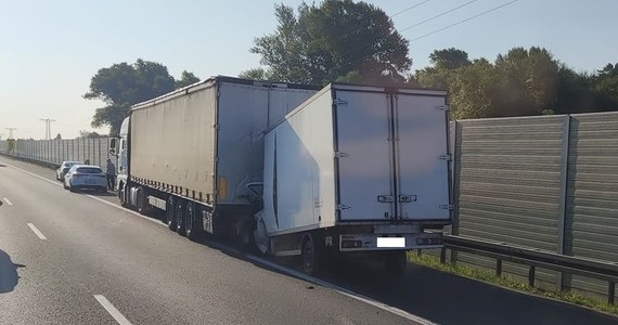 Do groźnego wypadku doszło na autostradzie A4 w Węgrzcach Wielkich między węzłami Kraków Bieżanów i Niepołomice w Małopolsce. W zderzeniu dostawczego busa i ciężarówki ucierpiała jedna osoba.