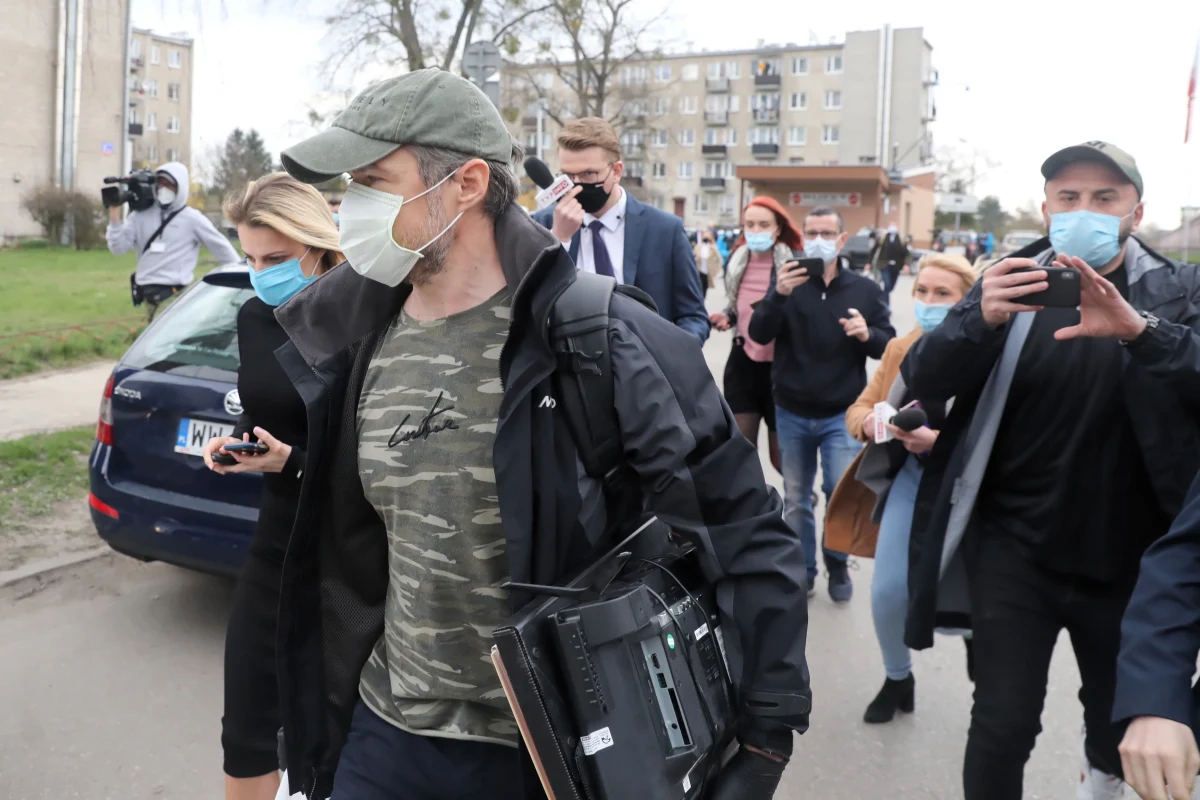 Prokuratura Okręgowa w Warszawie zarzuca Sławomirowi Nowakowi kierowanie sześcioosobową grupą przestępczą i przyjęcie korzyści majątkowych w kwocie 6,5 mln zł. Wśród oskarżeń pojawia się też kwestia prania brudnych pieniędzy - informuje Onet. 