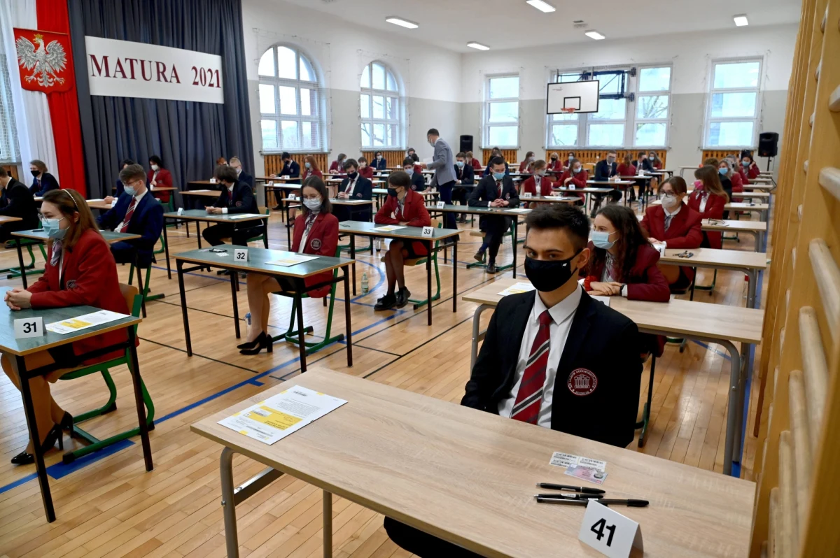 Maturę zdało 74,5 proc. tegorocznych absolwentów szkół ponadgimnazjalnych. 17,7 proc. abiturientów, którzy nie zdali jednego przedmiotu, ma prawo do poprawki w sierpniu - poinformowała Centralna Komisja Egzaminacyjna. Wbrew temu, że prognozowano słabe wyniki z matur, "rzezi nie ma" - powiedział szef CKE Marcin Smolik. 