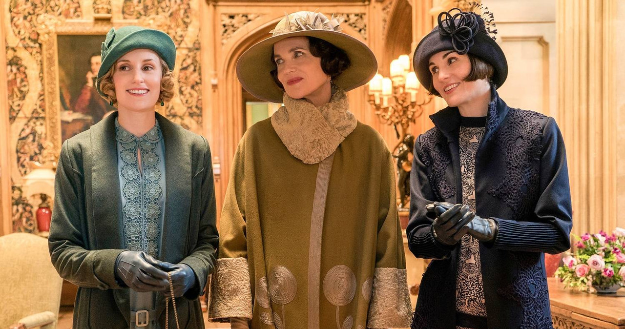 Później niż pierwotnie zakładano trafi do kin druga część pełnometrażowej kontynuacji popularnego serialu "Downton Abbey". Fani będą zmuszeni poczekać o trzy miesiące dłużej. Zamiast ogłoszonej wcześniej na 22 grudnia tego roku daty premiery, "Downton Abbey" zawita do kin 18 marca 2022 roku.