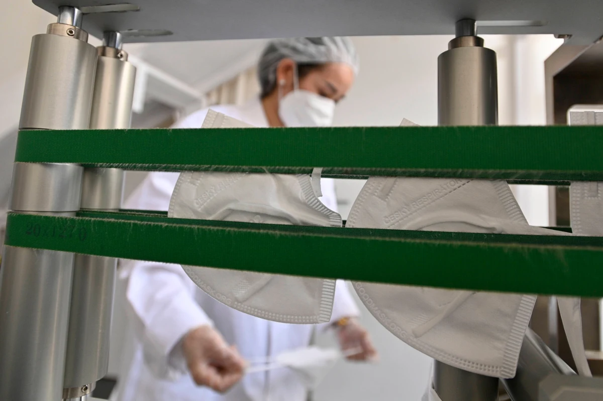 Resort zdrowia ogłosi licytację 418 respiratorów przejętych przez komornika od firmy E&K - dowiedział się reporter RMF FM. Pieniądze z ich sprzedaży mają pokryć pozostałą część długu spółki należącej do handlarza bronią. Chodzi o niewywiązanie się z umowy na dostarczenie urządzeń. Zakończyła się właśnie wycena respiratorów. 