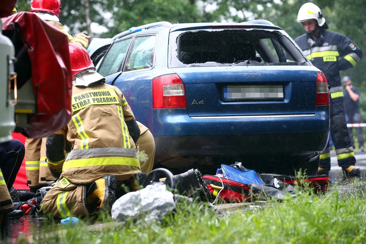 Prokuratura postawiła 37-letniemu mężczyźnie dwa zarzuty. Mężczyzna odpowie m.in. za spowodowanie wypadku drogowego ze skutkiem śmiertelnym w stanie nietrzeźwości. Do zdarzenia doszło w sobotę w Stalowej Woli w województwie podkarpackim.