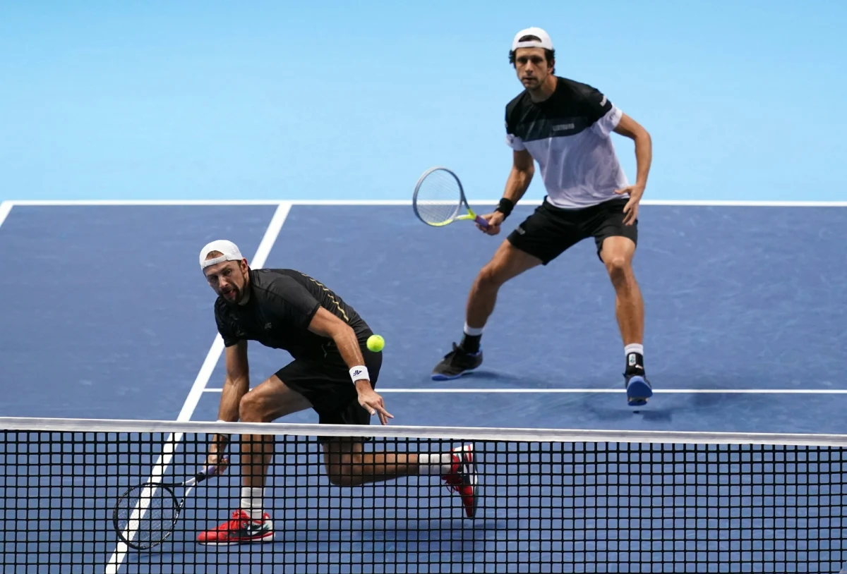 Łukasz Kubot i Marcelo Melo awansowali – nie wychodząc na kort – do ćwierćfinału debla w wielkoszlemowym Wimbledonie. Ich rywale – Brytyjczyk Lloyd Glasspool i Fin Harri Heliovaara – oddali mecz walkowerem. Wcześniej rozstawiony z numerem ósmym polsko-brazylijski duet pokonał Amerykanów Nathaniela Lammonsa i Jacksona Withrowa 6:4, 5:7, 6:4, a następnie Holendrów Sandera Arendsa i Matwe Middelkoopa 6:2, 6:4.