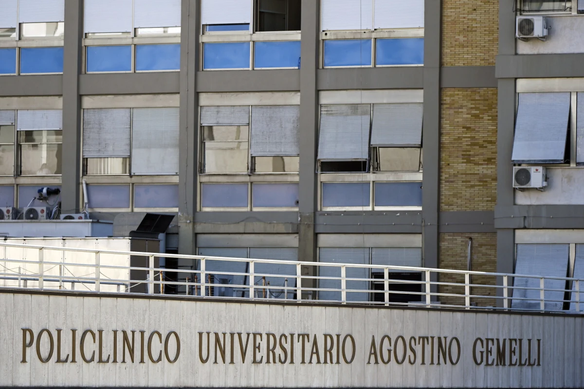 Papież Franciszek jest w dobrym stanie po niedzielnej operacji, która trwała około trzech godzin - poinformował Watykan. W komunikacie podkreślono, że papież pozostanie w szpitalu około siedmiu dni, jeśli nie dojdzie do komplikacji.