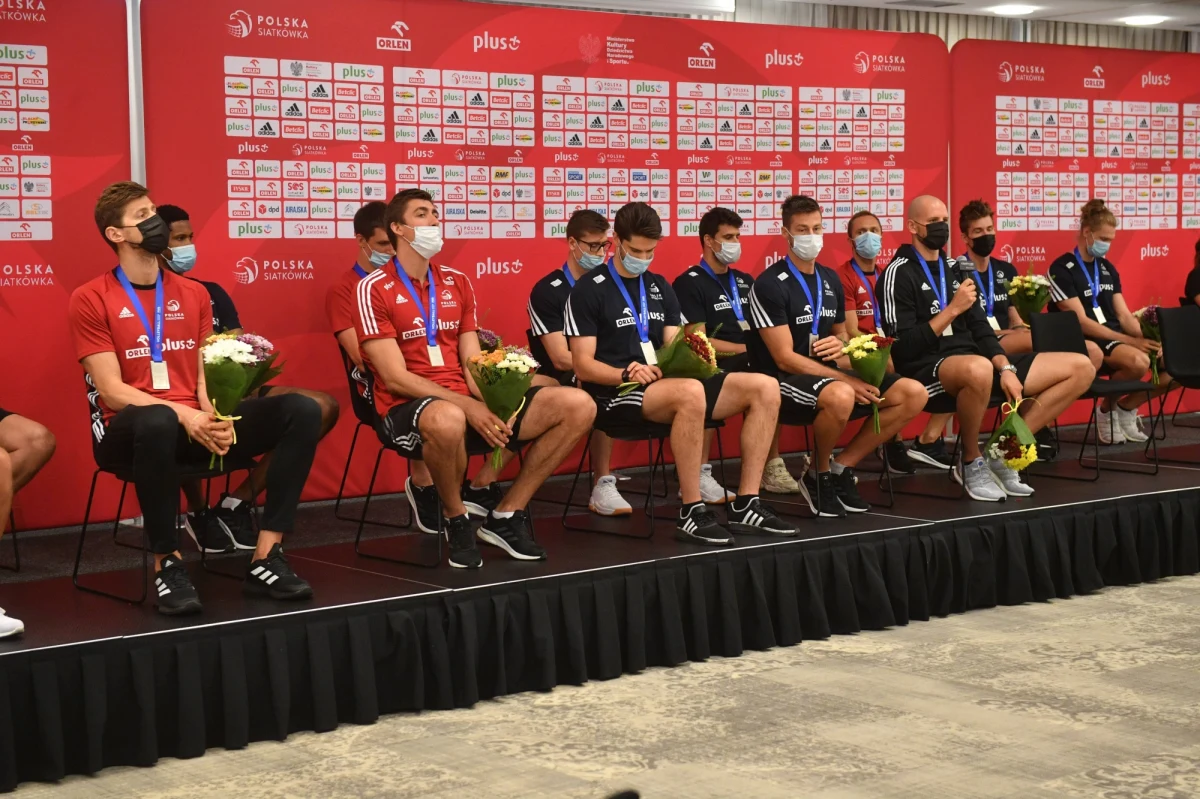 Wszystko co w ostatnich dniach dzieje się w (na) polskiej siatce daje nam powody do satysfakcji. Nasze tenisistki i tenisiści dzielnie walczą na kortach Wimbledonu. Z kolei nasi siatkarze nie fetują już srebra Ligi Narodów, tylko szykują się do wyprawy po "złote runo" na Igrzyskach Olimpijskich - komentuje Janusz Uznański.