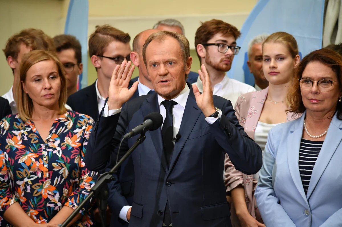 Donald Tusk przeprosił Zbigniewa Ziobrę za wczorajsze słowa o tym, że minister sprawiedliwości wraz z żoną oczekiwał haraczu od biznesmena, który miał trafić do więzienia. Przewodniczący Platformy Obywatelskiej na konferencji prasowej tłumaczył, że powołując się na doniesienia medialne, krytykował partyjny sposób działania państwa i prokuratury. W niedzielę Ziobro zapowiedział, że złoży przeciw Tuskowi pozew. 
