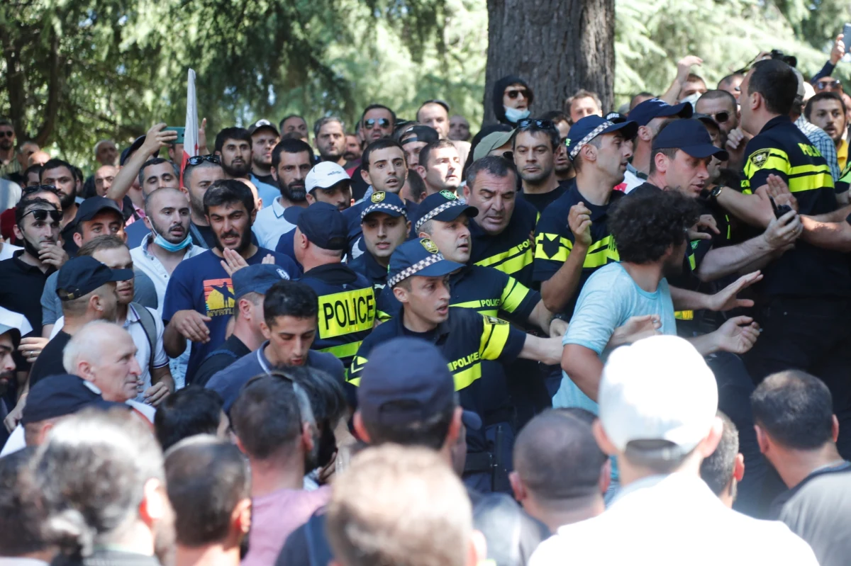 Polak zaatakowany podczas zamieszek w stolicy Gruzji. Jak dowiedział się reporter RMF FM mężczyzna przebywa w szpitalu, ale jego stan jest stabilny. MSZ udziela bardzo skąpych informacji na temat samego mężczyzny i jego stanu. Jak usłyszał od wiceministra Marcina Przydacza reporter RMF FM, mężczyzna jest pod opieką lekarzy i konsula, trwa wyjaśnienie jak i dlaczego doszło do ataku na obywatela Polski.