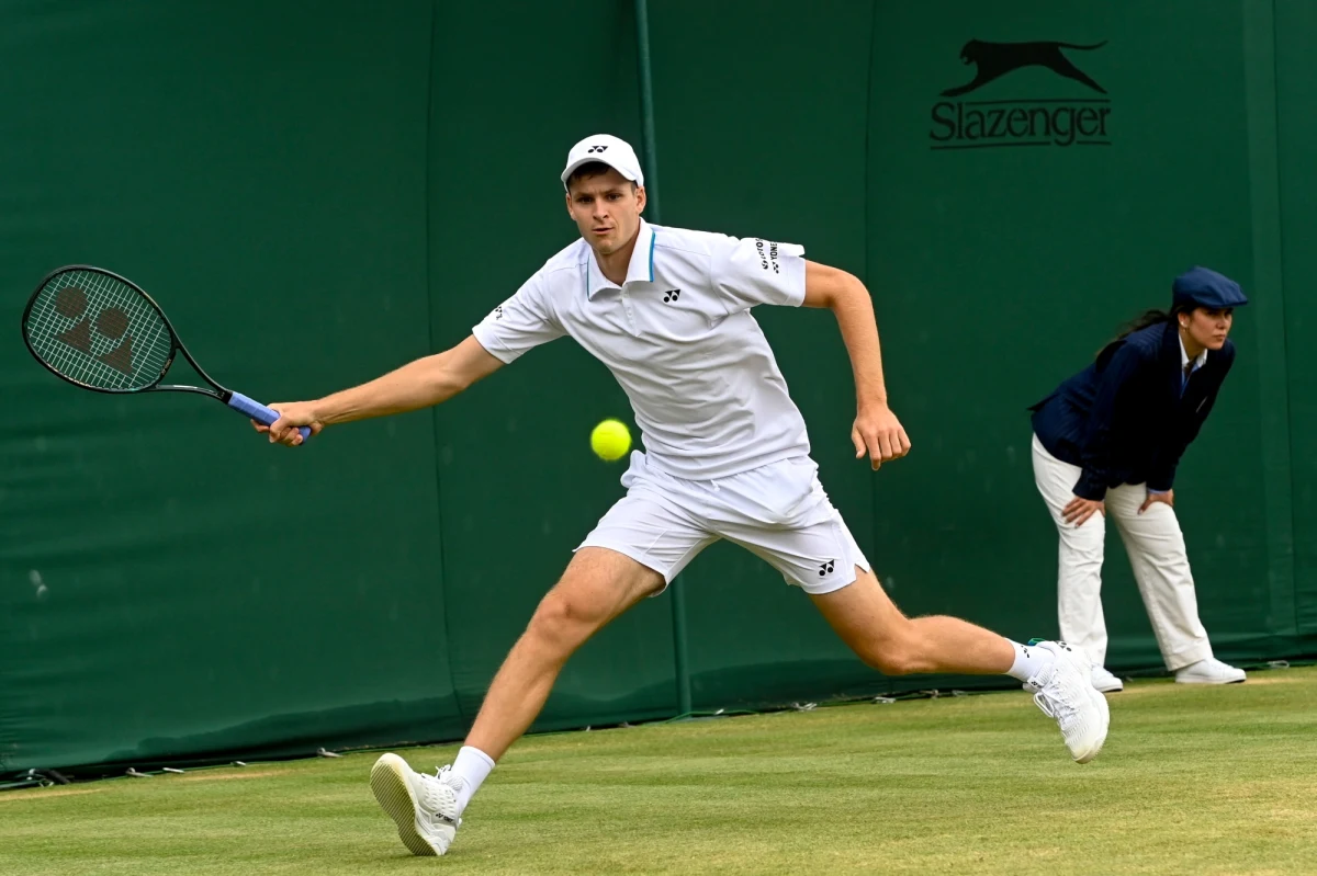 Deszcz pokrzyżował szyki tenisistom: dopiero we wtorek dokończony zostanie pojedynek Huberta Hurkacza i Daniiła Miedwiediewa w 1/8 finału wielkoszlemowego Wimbledonu. Grę wstrzymano w czwartym secie, w którym 4:3 prowadzi Polak. W całym spotkaniu natomiast 2:1 wygrywa na razie Rosjanin. Na zwycięzcę tego pojedynku czeka już w ćwierćfinale Roger Federer.