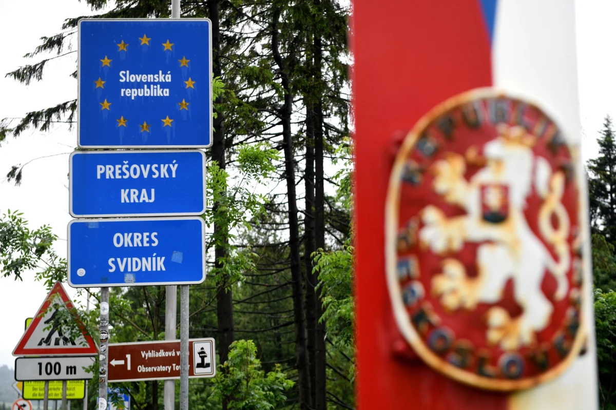 Policja na Słowacji rozpoczęła w poniedziałek intensywne kontrole przestrzegania zasad przekraczania granicy, wprowadzonych z powodu Covid-19. Niektóre przejścia graniczne, także z Polską, zostały zamknięte od dziś od godziny 19. - poinformowała policja na swoim profilu internetowym. Służby przypominają także, że od 9 lipca kontrole na granicach mają być jeszcze bardziej szczegółowe.