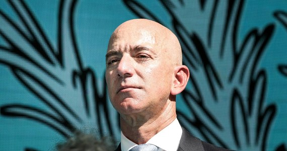Założyciel Amazona i najbogatszy człowiek świata Jeff Bezos oficjalnie zrezygnował z roli dyrektora wykonawczego firmy, przekazując stanowisko bliskiemu współpracownikowi Andy'emu Jassy'emu. Bezos stał na czele spółki przez 27 lat.
