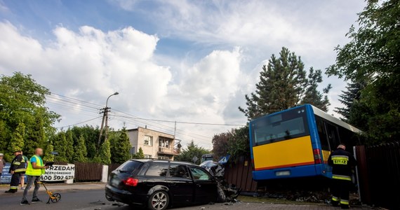 Groźny wypadek w Nowym Gulczewie pod Płockiem (Mazowieckie). Autobus Komunikacji Miejskiej zderzył się z osobowym audi, po czym zjechał z drogi i wjechał na teren posesji. Jak informuje policja, do szpitala trafiło 6 osób, w tym kierowcy obu pojazdów. Według wstępnych ustaleń, przyczyną wypadku było nieustąpienie pierwszeństwa przejazdu przez 23-letniego kierowcę audi – podała policja.