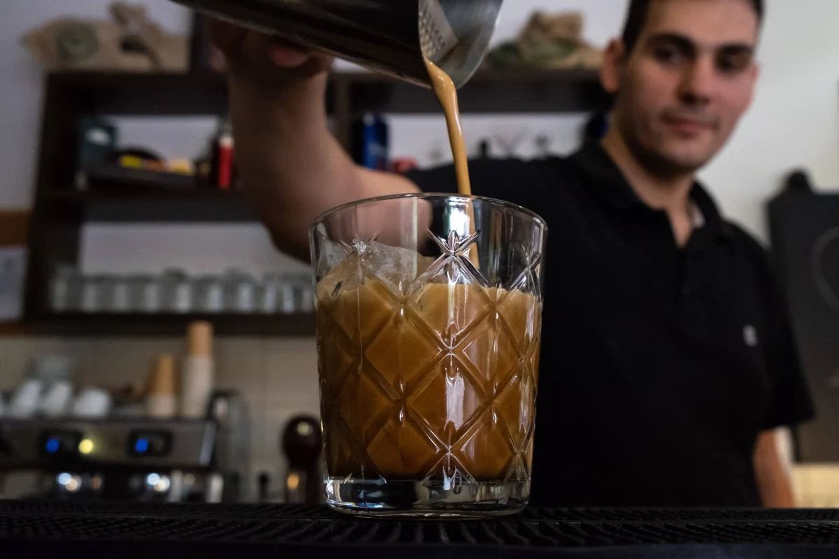 Zniesienie obostrzeń i rozpoczęcie sezonu wakacyjnego zwiększyły zapotrzebowanie na pracowników w gastronomii i turystyce. Część osób, które w z powodu kolejnych lockdownów odeszły z pracy, nie chcą już do niej wracać. Rzadziej zatrudnienia szukają również młodzi ludzie. 
