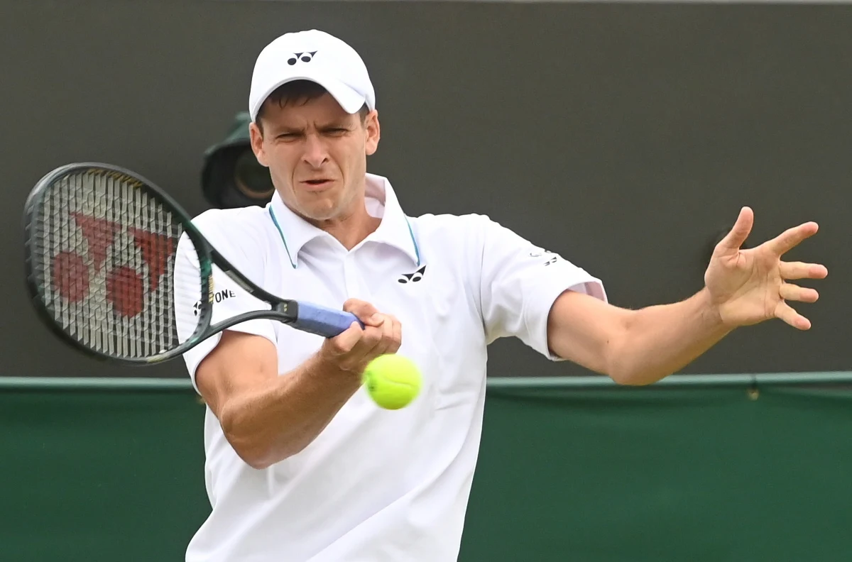 Hubert Hurkacz dokończy we wtorek mecz 1/8 finału wielkoszlemowego Wimbledonu z wiceliderem światowego rankingu tenisistów Rosjaninem Daniiłem Miedwiediewem, który przerwano z powodu deszczu. Tego dnia o półfinał debla powalczy z kolei Łukasz Kubot.