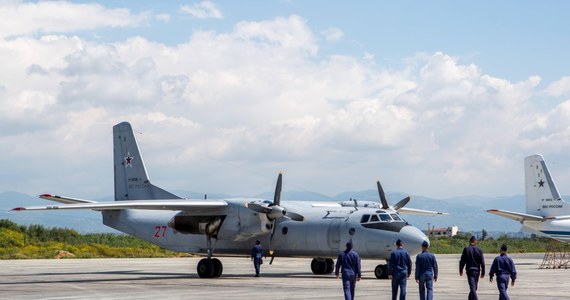 Rosyjskie służby ratownicze określiły miejsce katastrofy samolotu pasażerskiego An-26 w rejonie Kamczatki, z którym wcześniej we wtorek utracono łączność - podała agencja RIA Nowosti. Na pokładzie było 22 pasażerów i sześcioosobowa załoga.