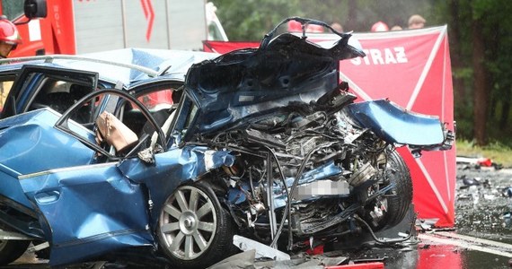 37-letni mężczyzna, który w sobotę spowodował tragiczny wypadek w Stalowej Woli (Podkarpackie) nadal przebywa w szpitalu. W trakcie zdarzenia – jak ustalono - był pijany i jechał z prędkością co najmniej 120 km/godz. Przeprowadzono sekcje zwłok ofiar wypadku.