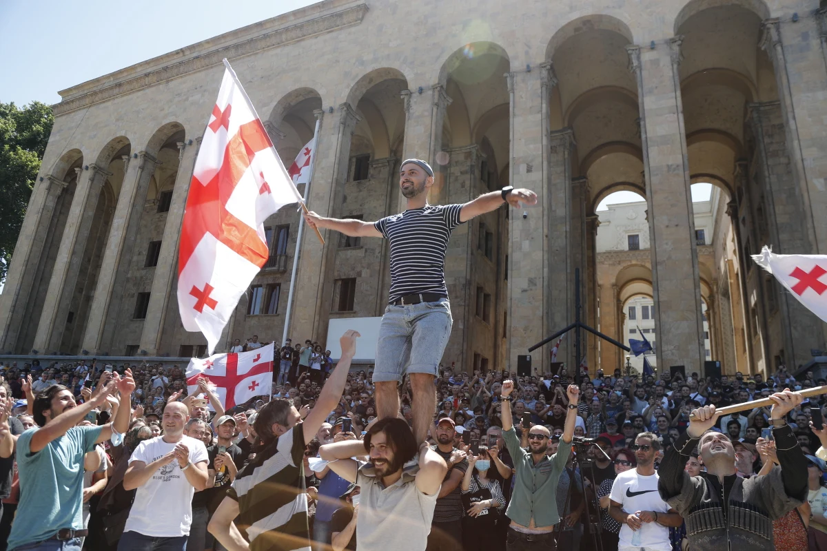 "Według naszych informacji na ten moment życiu Polaka zaatakowanego w Gruzji nie zagraża niebezpieczeństwo" - przekazał wiceszef MSZ Paweł Jabłoński. Dodał, że Polaka odwiedziła w szpitalu gruzińska wiceminister gospodarki odpowiedzialna za turystykę.