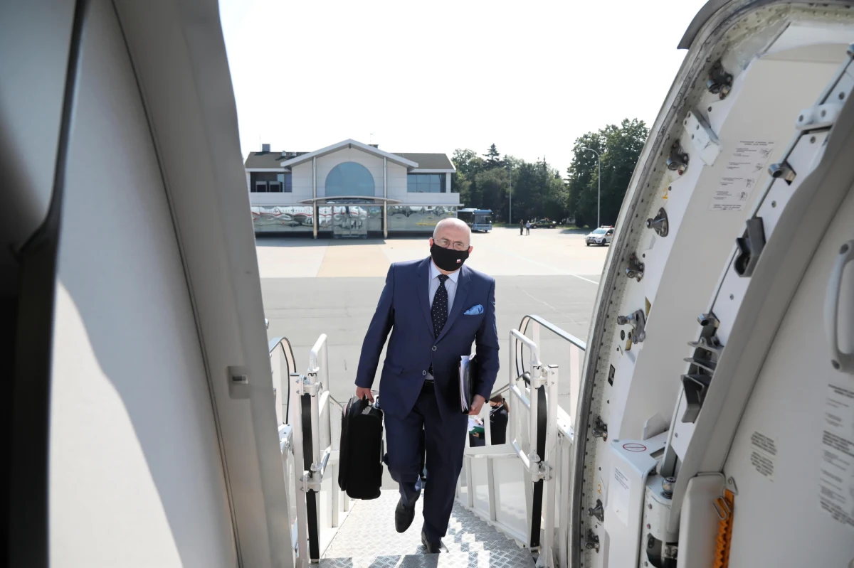 Polski minister spraw zagranicznych w podróży na Litwę musiał zamienić rządowy samolot na samochód służbowy. Zbigniew Rau, który rano we wtorek miał zacząć dwudniową wizytę u naszego wschodniego sąsiada, jedzie teraz na Litwę w kolumnie rządowych aut.