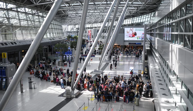 Niemcy: Atak nożownika na lotnisku w Düsseldorfie. Trwa pościg 