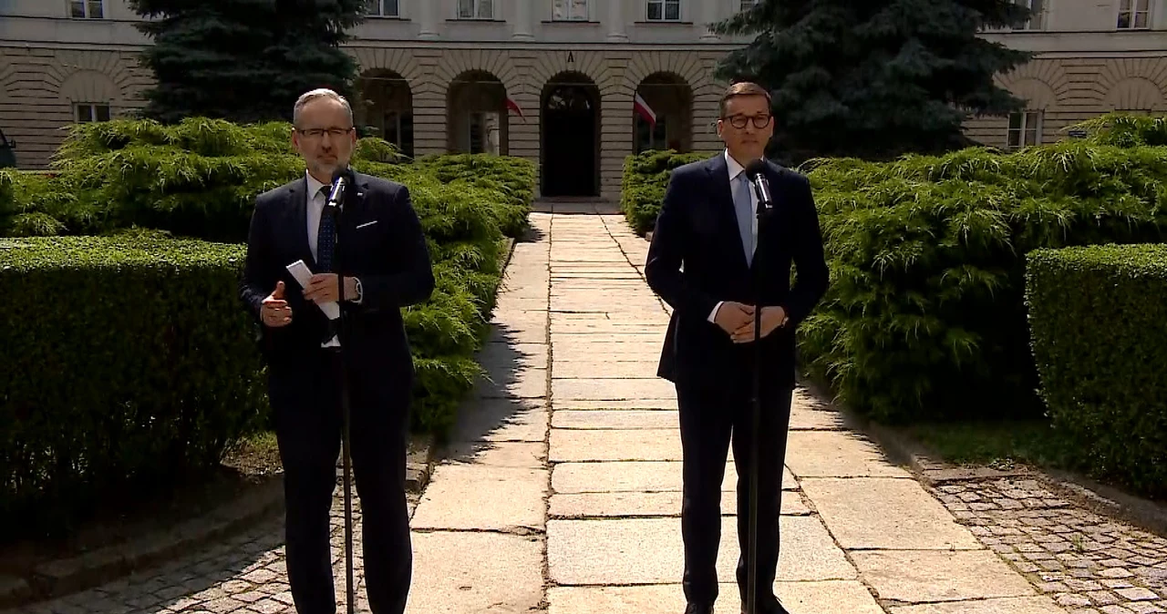 Minister zdrowia Adam Niedzielski i premier Mateusz Morawiecki podczas konferencji prasowej