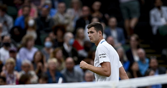 ​Hubert Hurkacz pokonał rosyjskiego tenisistę Daniiła Miedwiediewa 2:6, 7:6 (7-2), 3:6, 6:3, 6:3 i awansował - po raz pierwszy w karierze - do ćwierćfinału wielkoszlemowego Wimbledonu. Mecz przerwano wczoraj z powodu deszczu. Ćwierćfinalista przyznał, że wyciągnął wnioski po poniedziałkowej części rywalizacji, przerwanej z powodu deszczu. "To co wczoraj nie funkcjonowało, dzisiaj było perfekcyjne" - dodał.