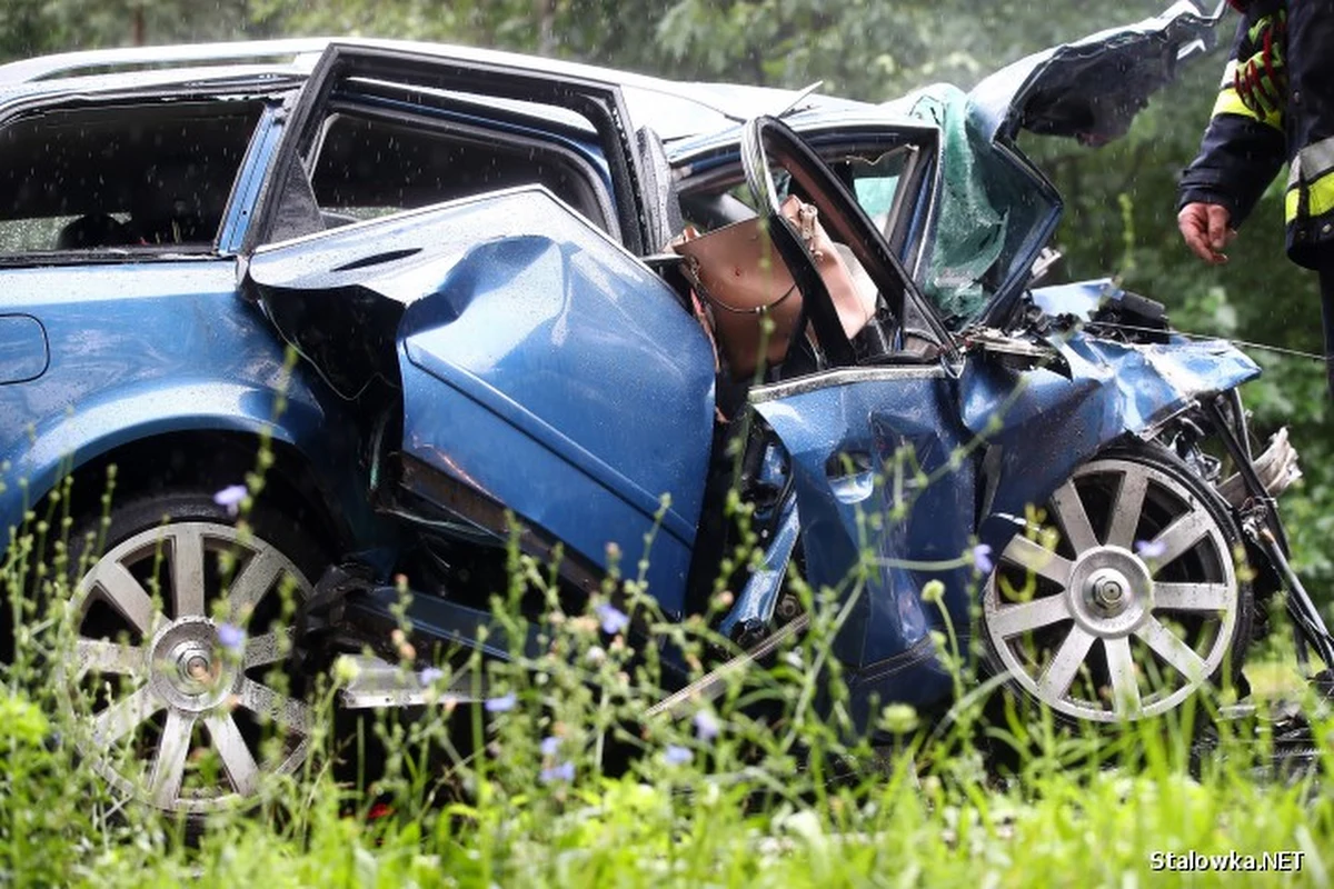 Będzie radykalne zaostrzenie kar dla pijanych kierowców - zapowiedział premier Mateusz Morawiecki na wspólnej konferencji z ministrem zdrowia Adamem Niedzielskim. To pokłosie sobotniej tragedii w Stalowej Woli. Pijany mężczyzna spowodował wypadek na drodze, w którym zginęli rodzice trójki dzieci. 