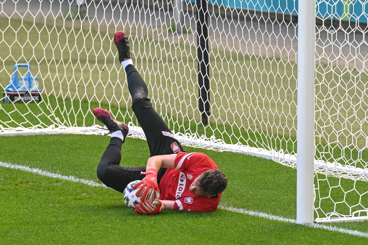 Euro 2020 zbliża się ku końcowi. 11 lipca poznamy mistrzów Europy w piłce nożnej. Zanim to nastąpi, polecamy Wam quiz, który sprawdzi, czy uważnie obserwowaliście zmagania na zielonej murawie. Czy rozpoznacie zawodników, którzy pojawili się w tegorocznym turnieju. Cześć pytań - mamy nadzieję - zaskoczy was.  