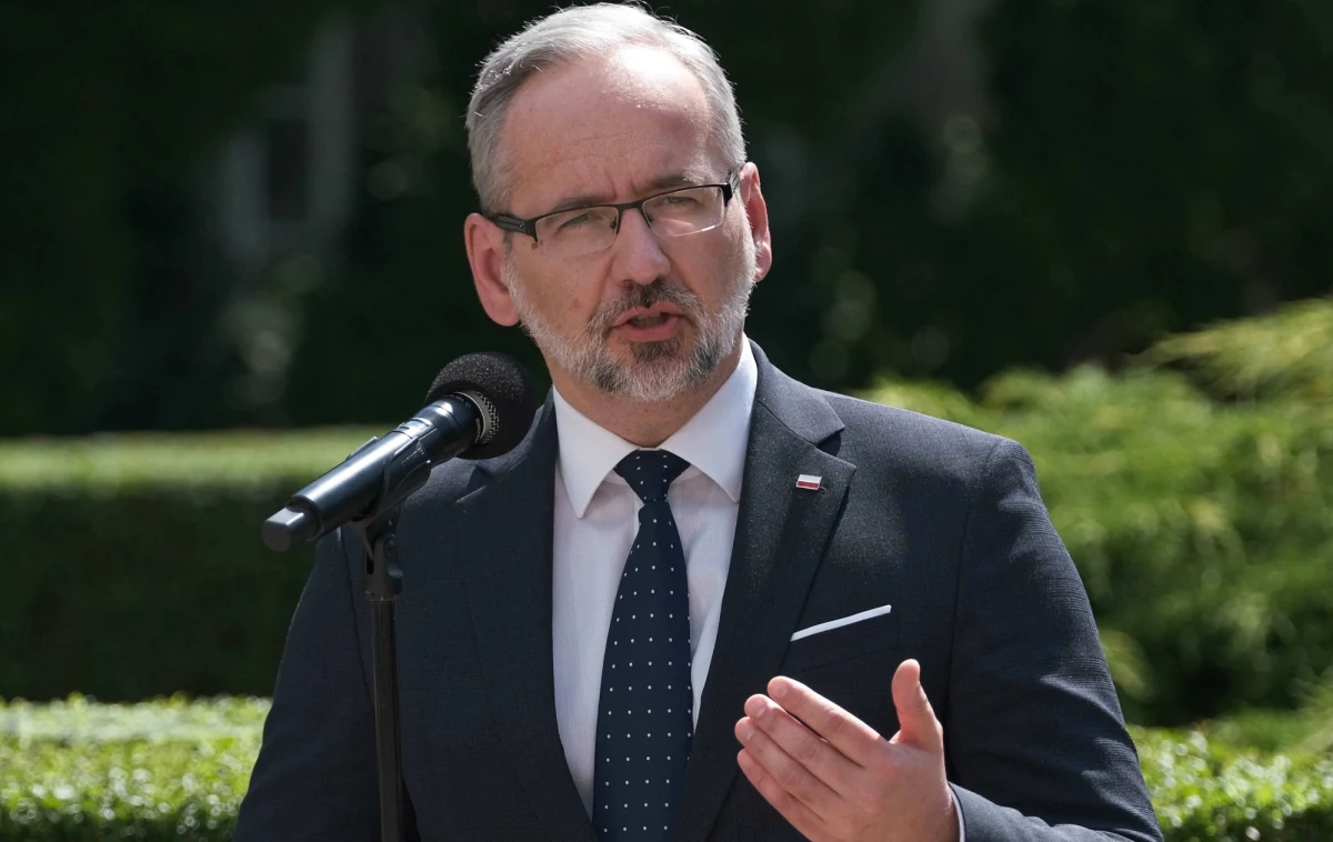 Z analiz i prognoz wynika, że na przełomie września, października czy listopada możemy mieć do czynienia z ponownym przyspieszeniem zakażeń i trzeba traktować to jako najbardziej prawdopodobny scenariusz - powiedział minister zdrowia Adam Niedzielski. 