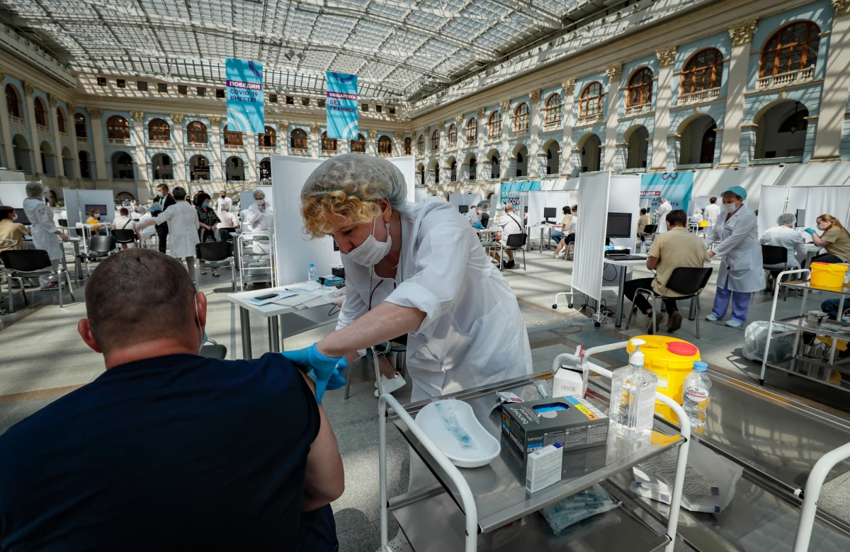 Premie dla lekarzy rodzinnych, którzy skutecznie zachęcą swoich pacjentów do szczepień przeciw Covid-19 - wprowadzenie takiego mechanizmu rozważa rząd. To reakcja na niepokojące dane pokazujące, że ponad 20 tysięcy osób w Polsce nie zgłosiło się na przyjęcie drugiej dawki preparatu.