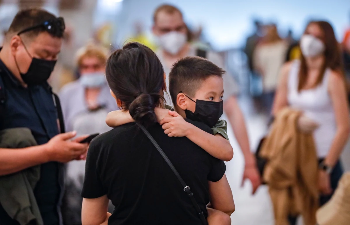 Duże kontrowersje wzbudziła decyzja brytyjskiego premiera Borisa Johnsona, by wraz z przejściem do ostatniego etapu wychodzenia z lockdownu w Anglii znieść nakaz noszenia maseczek w zamkniętych przestrzeniach publicznych.