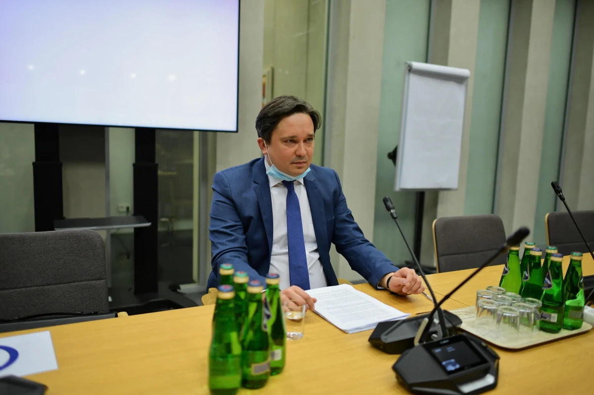 Sejmowa komisja pozytywnie zaopiniowała we wtorek kandydaturę prof. Marcina Wiącka na nowego Rzecznika Praw Obywatelskich. "Piastowanie funkcji RPO oparłbym na trzech filarach: godność, równość i dialog" - mówił do członków komisji kandydat na Rzecznika.