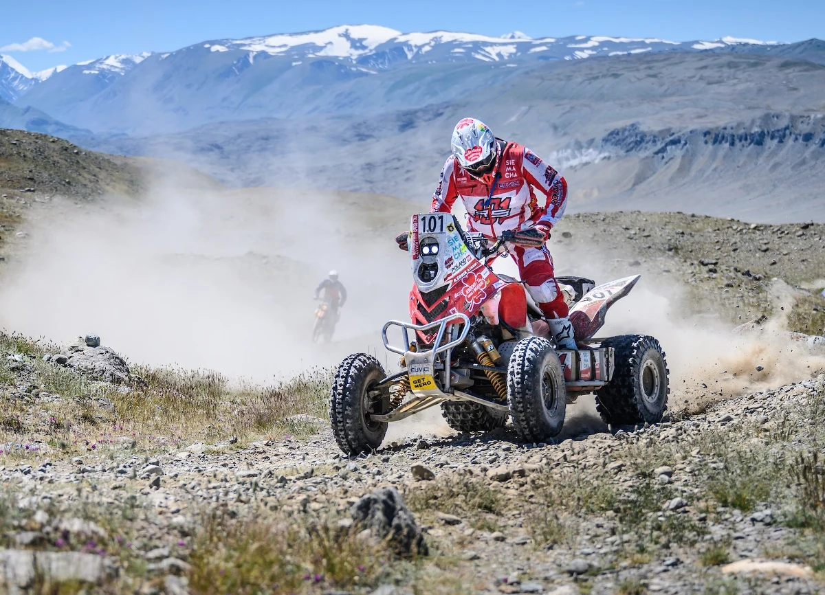 We wtorek zakończył się skrócony Silk Way Rally. Rajd nazywany azjatyckim Dakarem, tym razem nie stanowił tak ogromnego wyzwania jakiego oczekiwali zawodnicy. "Zabrakło najdłuższych mongolskich etapów, na których miałoby znaczenie moje doświadczenie i przygotowanie quada, ale nie mam pretensji do losu. Cieszę się, że mogliśmy ścigać się w górach Ałtaju, które przypomniały mi argentyńskie etapy Dakaru" - podsumował Rafał Sonik, który ukończył rywalizację na drugim miejscu.