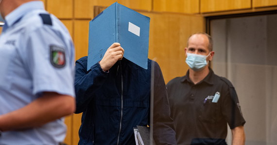 Sąd w Muenster na zachodzie Niemiec skazał 28-letniego informatyka, głównego oskarżonego w procesie o wykorzystywanie seksualne dzieci, na 14 lat więzienia. Wraz z nim skazano jeszcze cztery osoby. Według mediów, na sali sądowej skazani "uśmiechali się”, a nawet "śmiali się głośno”.
