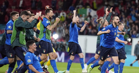 Piłkarze Włoch pokonali w rzutach karnych Hiszpanów 4-2 i awansowali do finału mistrzostw Europy. Po pierwszej połowie żadna z drużyn nie była bliżej awansu - utrzymywał się remis 0:0. Mimo kilku ładnych akcji - bramka padła dopiero 60', Chiesa zdobył gola na 1:0 dla Włochów. Już w 80' Morata wyrównał wynik 1:1. Potrzebna była dogrywka, w której jednak nie padła bramka. Spotkanie rozstrzygnięte zostało dopiero po rzutach karnych. 