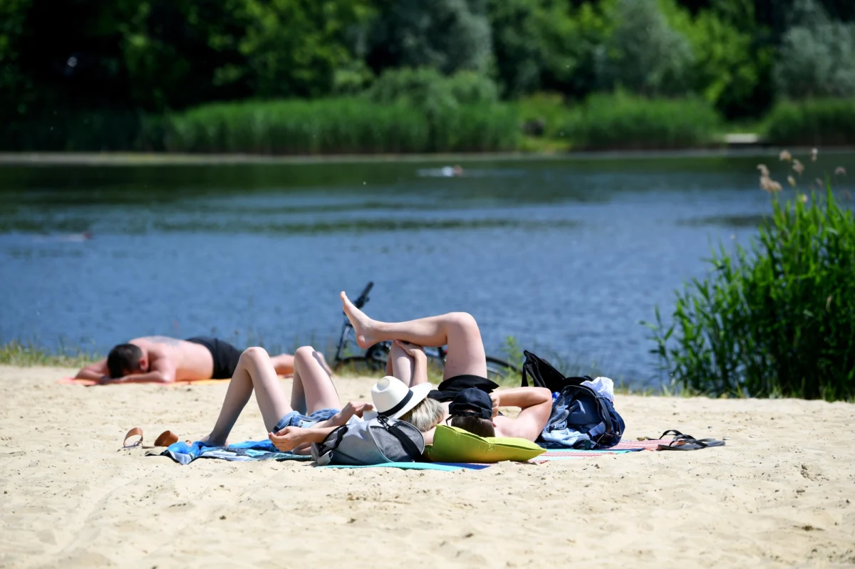 "Dziś nad zachodnią część kraju zacznie nasuwać się front, który podzieli Polskę na obszary z różnym typem pogody" - mówi synoptyk IMGW-PIB Grażyna Dąbrowska. Na wschodzie będzie upał, w centrum pojawią się burze, a na zachodzie będzie pochmurno i rześko.