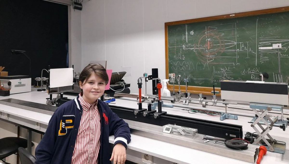 11-letni chłopiec uzyskał tytuł licencjata z fizyki na Uniwersytecie w Antwerpii, po pomyślnym ukończeniu trzyletniego kursu w ciągu jednego roku. Jednocześnie brał też udział w kursach magisterskich - donosi "Brussels Times". Młody Belg interesuje się "nieśmiertelnością".
