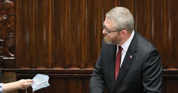 Marszałek Sejmu Elżbieta Witek wykluczyła z posiedzenia Sejmu posła Konfederacji Grzegorza Brauna. Powodem była odmowa założenia maseczki. 