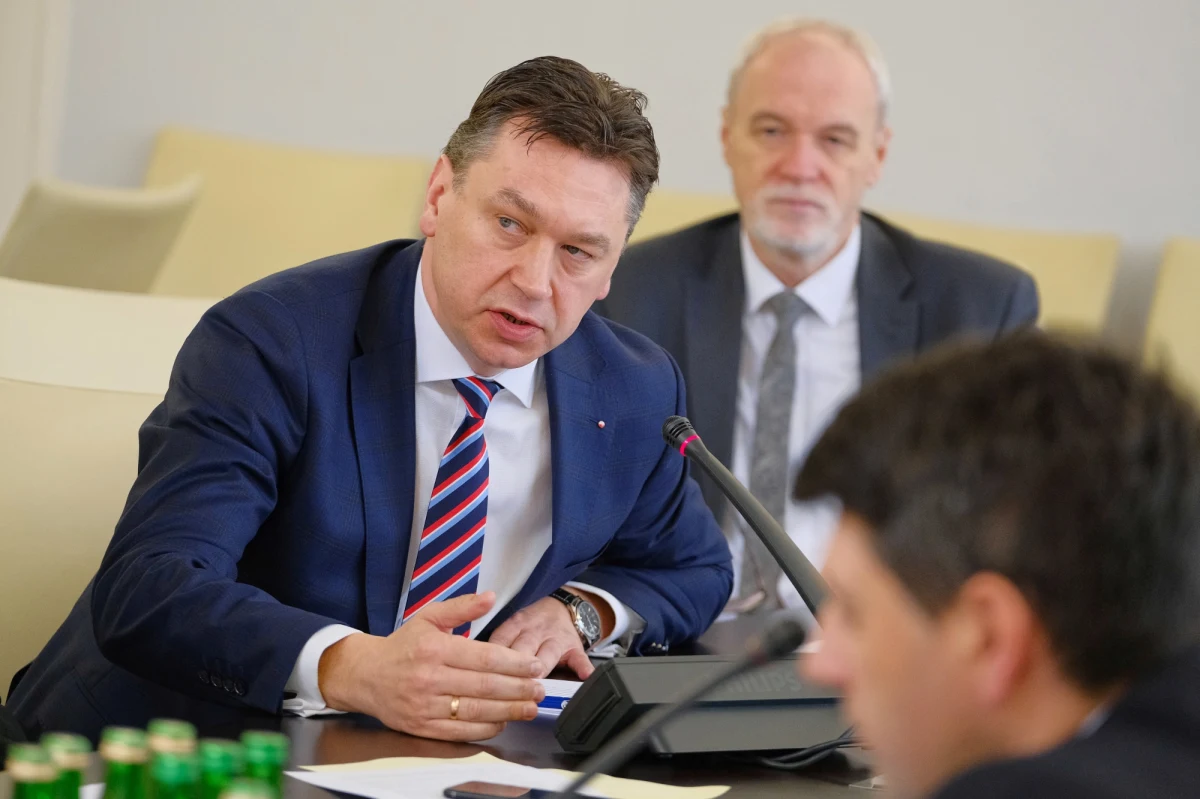 Prawo i Sprawiedliwość nie będzie upubliczniać listy osób zwolnionych w wyniku obowiązywania uchwały dotyczącej nepotyzmu - zapowiedziała marszałek Sejmu Elżbieta Witek. Przypomnijmy, wczoraj z funkcji szefa senackiego klubu PiS zrezygnował Marek Martynowski. Decyzja miała związek z wyborem na sekretarza generalnego partii Krzysztofa Sobolewskiego, który - jak zaznaczył Martynowski - jest dla niego twarzą nepotyzmu.