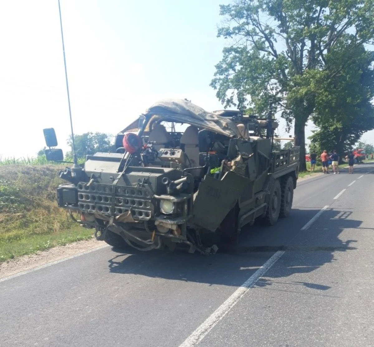 Dwa samochody osobowe i brytyjski pojazd wojskowy zderzyły się na drodze wojewódzkiej w rejonie miejscowości Rakowo Małe w woj. warmińsko-mazurskim. Ranna została jedna osoba. Trasa między Nową Wsią Ełcką a Białą Piską jest zablokowana. Zdjęcia z wypadku otrzymaliśmy na Gorącą Linię.