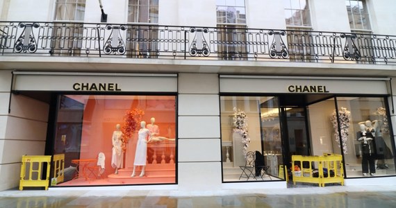 Rozpoczęło się łagodzenie epidemicznych obostrzeń na trwających w Paryżu pokazach Haute Couture. Po raz pierwszy od wielu miesięcy siedem słynnych domów mody m.in. Chanel i Dior zaprosiło publiczność na prezentację swoich nowych kreacji. 
