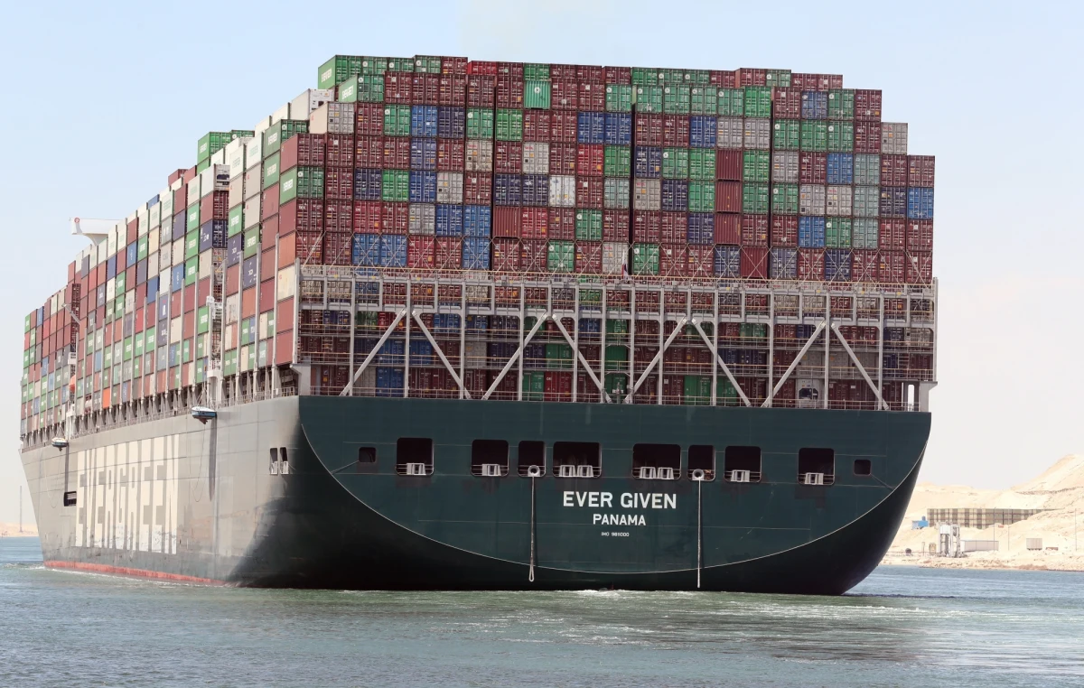 Kontenerowiec Ever Given, który w marcu na sześć dni zatarasował Kanał Sueski, opuścił swoją pozycję na Wielkim Jeziorze Gorzkim i płynie na północ. Uwolnienie statku jest efektem zawarcia ugody dotyczącej odszkodowania między jego właścicielem a władzami Kanału. 