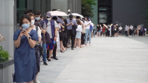 Korea Południowa ogłosiła w środę drugą najwyższą dzienną liczbę potwierdzonych przypadków od czasu pandemii. Kraj ogłosił 1212 nowych przypadków Covid-19 w dniu 7 lipca. W ostatnich dnia ta liczba wyniosła 746 we wtorek, 711 w poniedziałek i 743 w niedzielę. Nagła fala nowych przypadków nastąpiła spowodowała nowe obostrzenia w Seulu, w których obywatelom zabrania się picia na zewnątrz po godzinie 22:00. Prowizoryczne centra testowe powstały również na zaludnionych obszarach miasta Seul, gdzie od razu tysiące obywateli poddało się testom na obecność koronawirusa w organizmie.