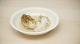 "Bułka z masłem": Grillowany halibut z dressingiem kokosowym i rzymską sałatą