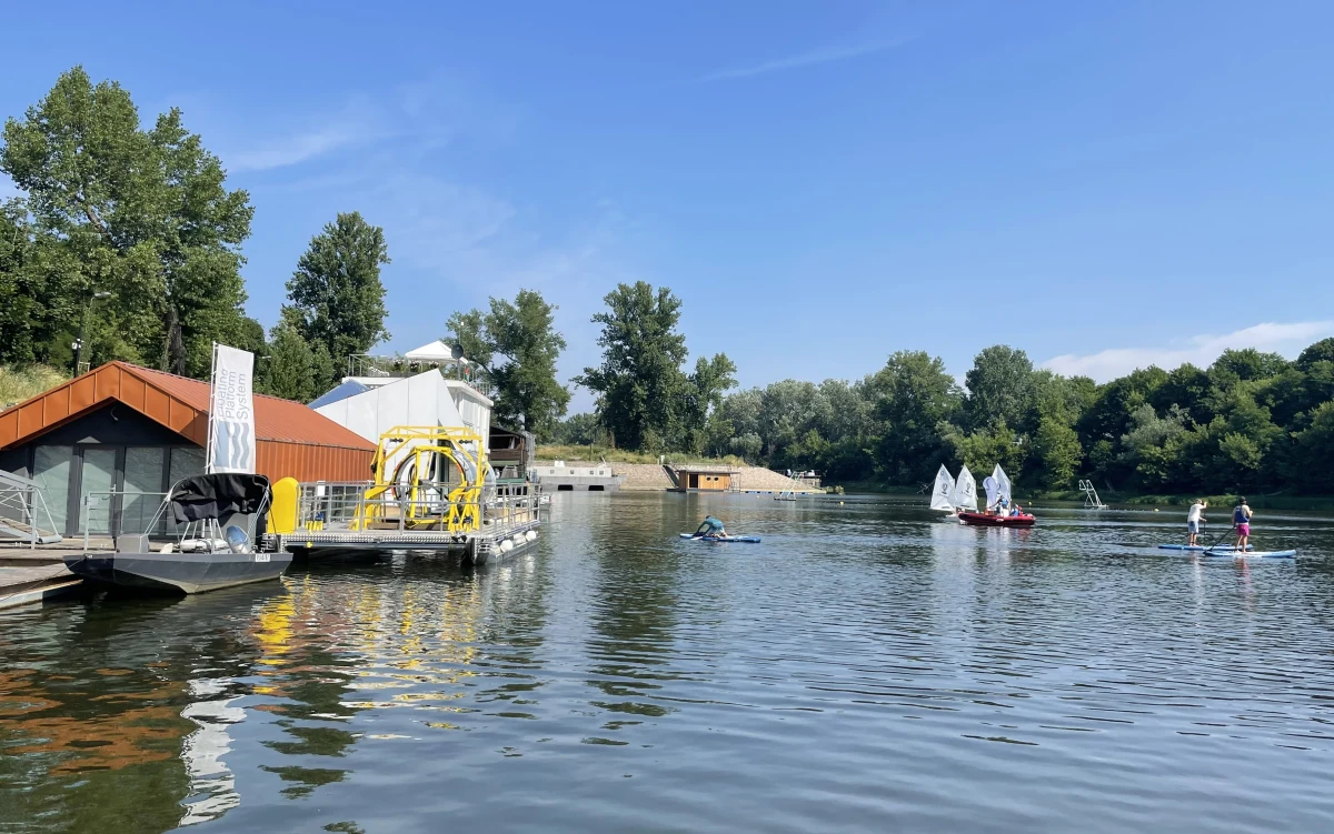Rzeka, drzewa i brak wielkomiejskiego zgiełku - właśnie tak wygląda ścisłe centrum Warszawy, a dokładnie: dzielnica Wisła. Dziewiętnasta, nieformalna dzielnica miasta pozwala mieszkańcom stolicy poczuć się jak na wakacjach. Plaże, bulwary i możliwość żeglowania to idealne miejsce na oddech od palącego słońca.